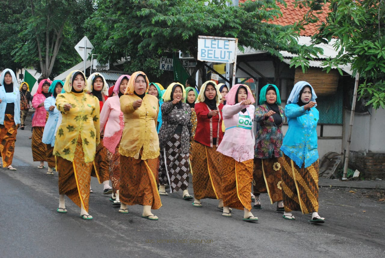 Ratusan Perempuan Nahdhatul Ulama Kabupaten Pasuruan Ikuti Gerak Jalan Tempo Doeloe