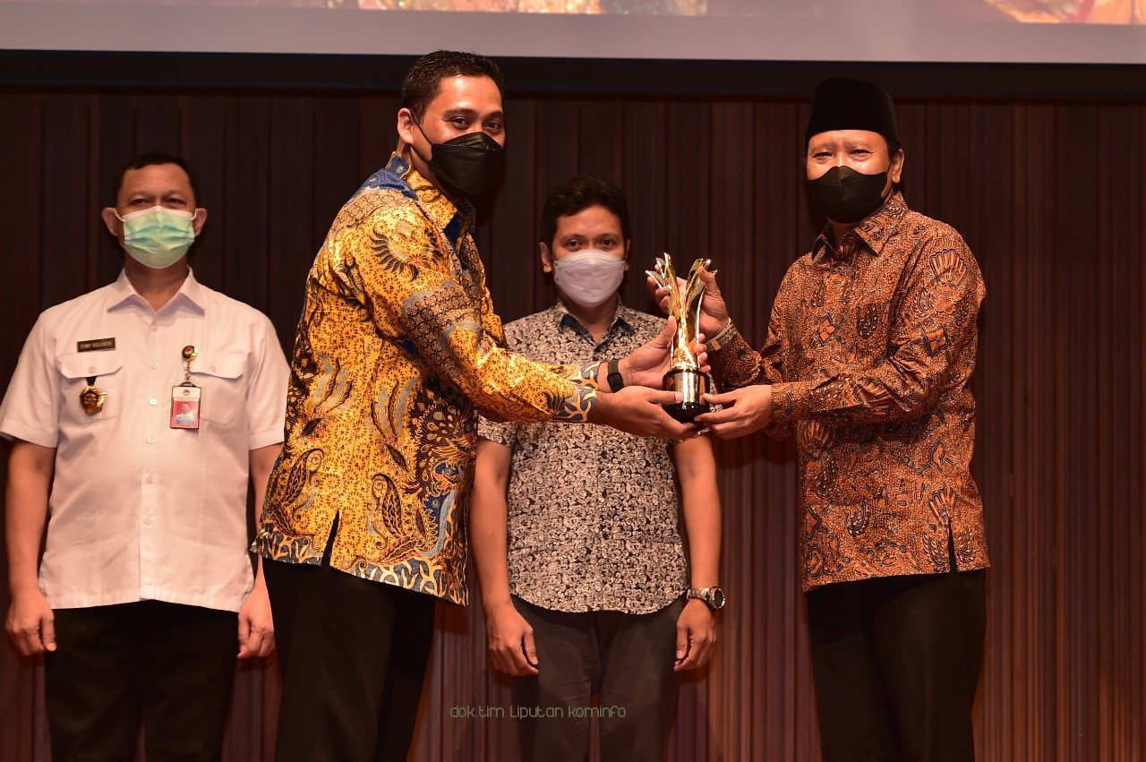 Inovasi Bupati Irsyad Yusuf Yuk Nonggo Raih Penghargaan Gatra Award 2021