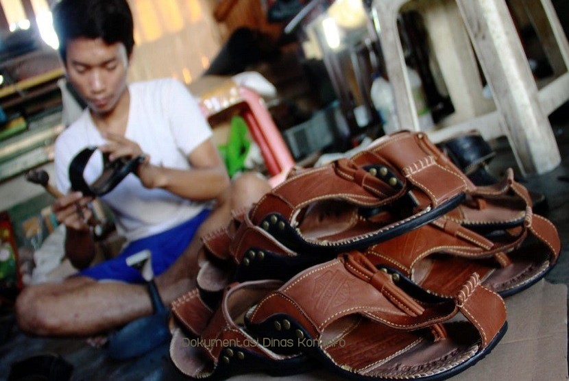 Permintaan Sandal dan Sepatu Kulit di Kabupaten Pasuruan Meningkat Pesat