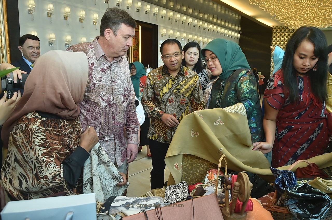 Dekranasda Kabupaten Pasuruan dan Universitas Ciputra Sukses Ciptakan Pengrajin Batik dan Tenun Profesional