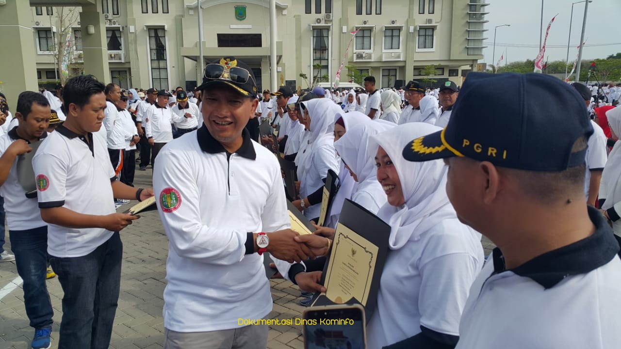 Puluhan Ribu Guru se-Kabupaten Pasuruan Ikuti Jalan Sehat HUT PGRI ke 73