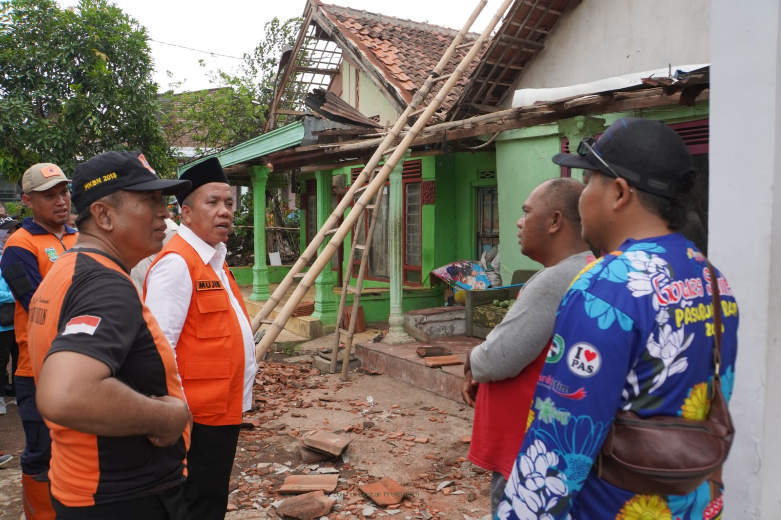   Tinjau Lokasi Angin Puting Beliung di Sukorejo, Pemkab Pasuruan Distribusikan Bansos Bagi Warga Terdampak Bencana