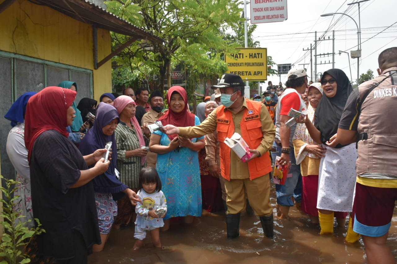 Bantu Warga Terdampak Banjir, Wabup Mujib Imron Bagi-Bagi Nasi Bungkus, Snack Hingga Obat-Obatan