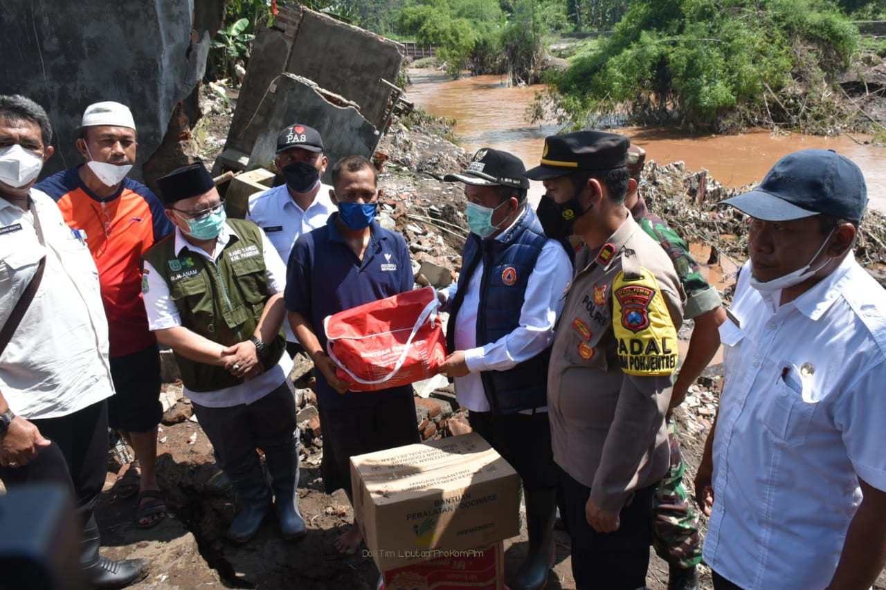 6 Rumah Warga Plus 1 Jembatan Rusak Diterjang Banjir, Wabup Mujib Imron Salurkan Bantuan Kedaruratan Dan Kirim Tim Trauma Healing