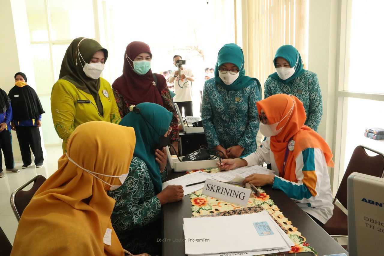 Cegah Kanker Serviks, Ketua TP PKK Kabupaten Pasuruan, Ny Lulis Ajak Ibu-Ibu Lakukan Pemeriksaan IVA  Secara Dini
