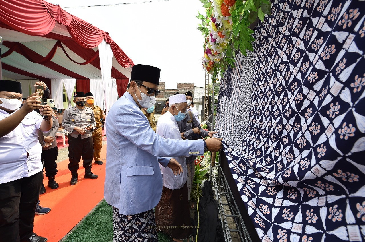 Bupati Irsyad Yusuf Launching Sarung Batik Pakrida 
