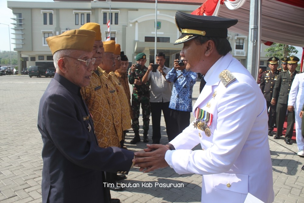 Hari Pahlawan, Bupati Irsyad Yusuf Beri Tali Asih Para Veteran