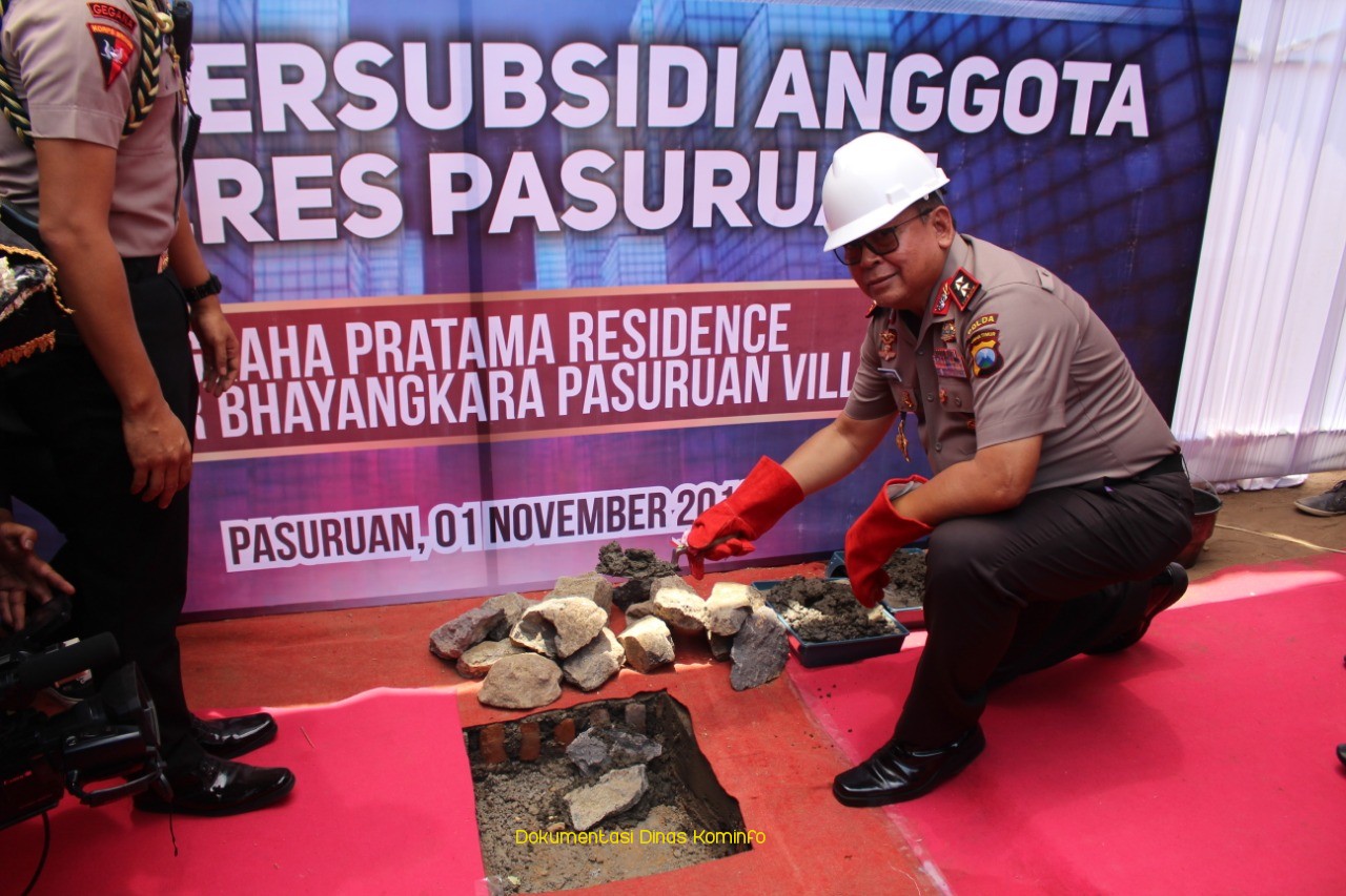 Kapolda Jatim, Irjen Pol Luki Hermawan Letakkan Batu Pertama Rumah Bersubsidi Untuk Anggota Polres Pasuruan