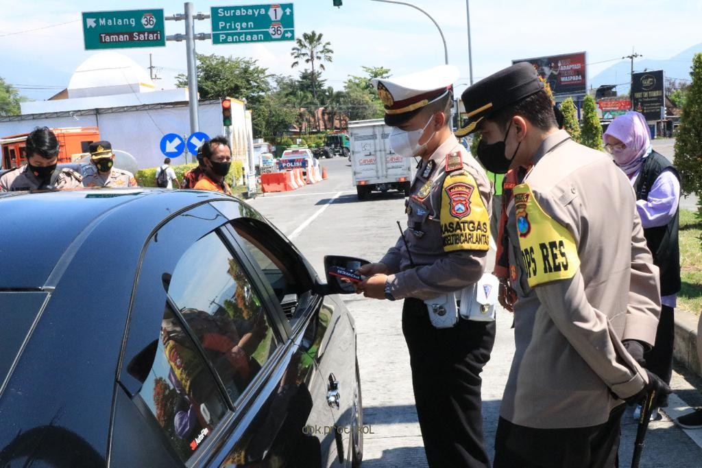 1500 Kendaraan yang Melintas di 7 Lokasi Penyekatan di Kabupaten Pasuruan Diminta Putar Balik