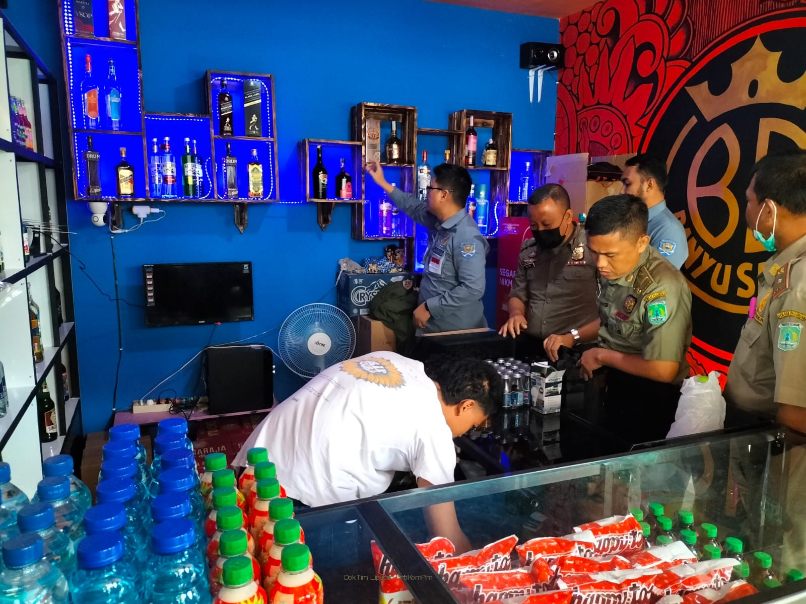 Jual Vulgar di Depan Kantor Kecamatan, Satpol PP Amankan Ratusan Botol Minol