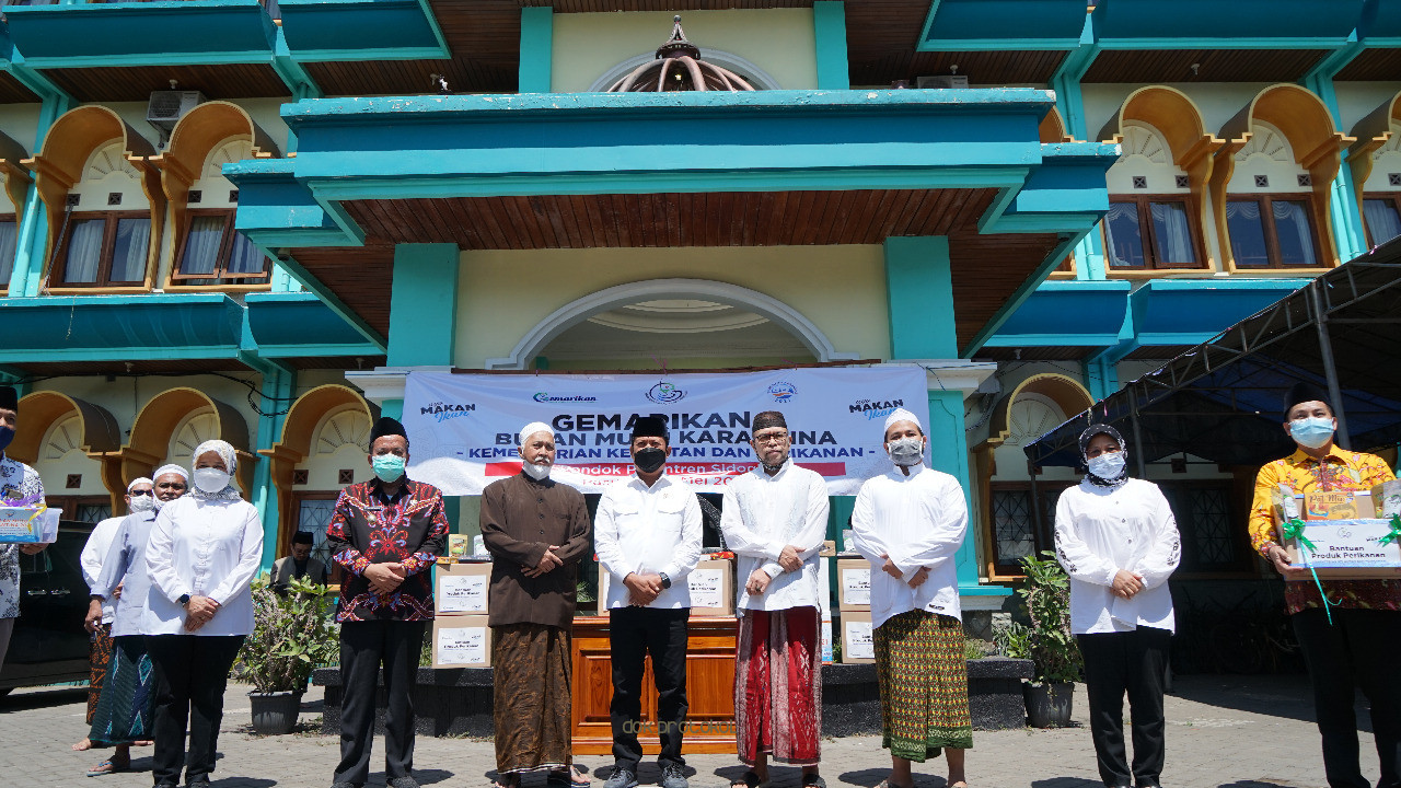 Menteri KKP RI, Sakti Wahyu Trenggono Beri 1 Ton Ikan Segar dan 500 Pack Makanan Olahan Untuk Warga Sekitar Ponpes Sidogiri 