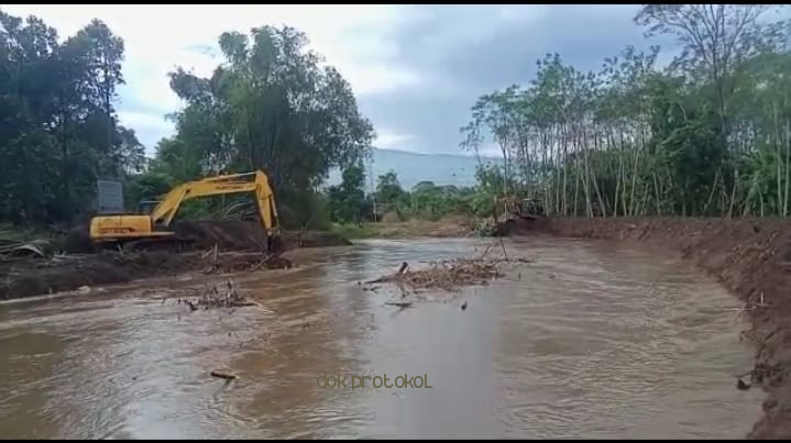 Antisipasi Luberan, Pemkab Pasuruan Bersama Warga Bersihkan Sungai Magersari 