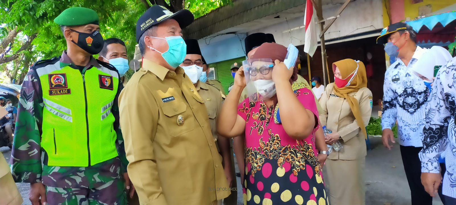 Tak Lelah, Wakil Bupati Pasuruan, Gus Mujib bersama Kejari Bagi-Bagi Masker dan Face Shield ke Pedagang Pasar 