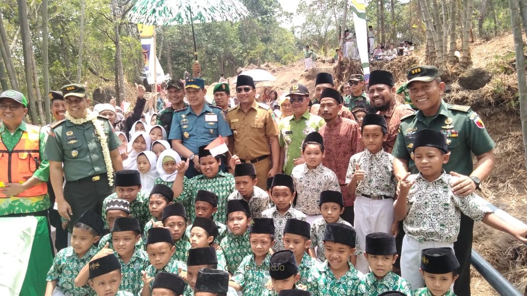  Komandan Kodiklatal, Laksamana Muda TNI Dedy Yulianto Tutup TMMD di Pasuruan