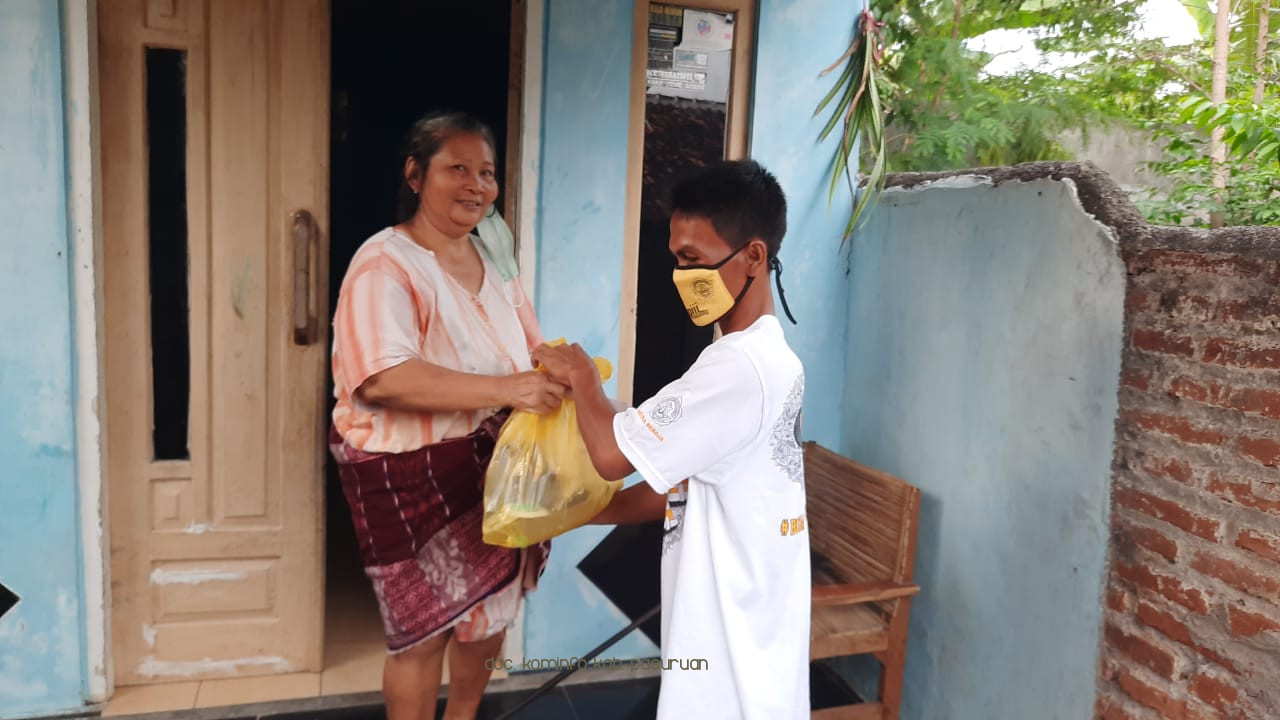 Di Tengah Pandemi, Karang Taruna Desa Ranuklindungan, Grati Bagi-bagi Paket Sembako Kaum Dhuafa