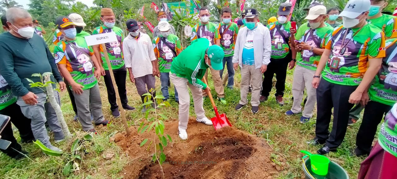 Puncak Penghujan, Bupati Irsyad Yusuf Ajak Santri Galakkan Tanam Pohon Serentek se-Kabupaten Pasuruan