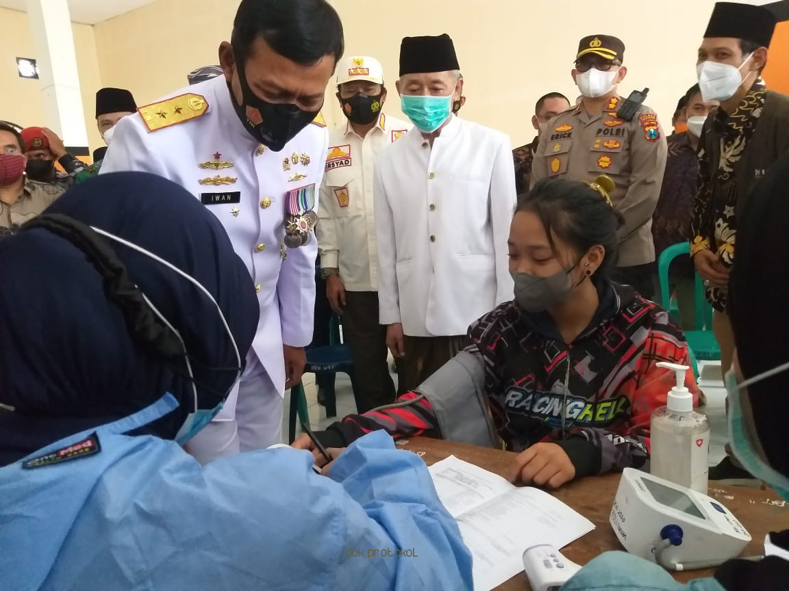 Pantau Serbuan Vaksinasi, Pangkoarmada II Laksda TNI Dr Iwan Isnurwanto Akan Kirim 30 Ribu Dosis Untuk Warga Kabupaten Pasuruan
