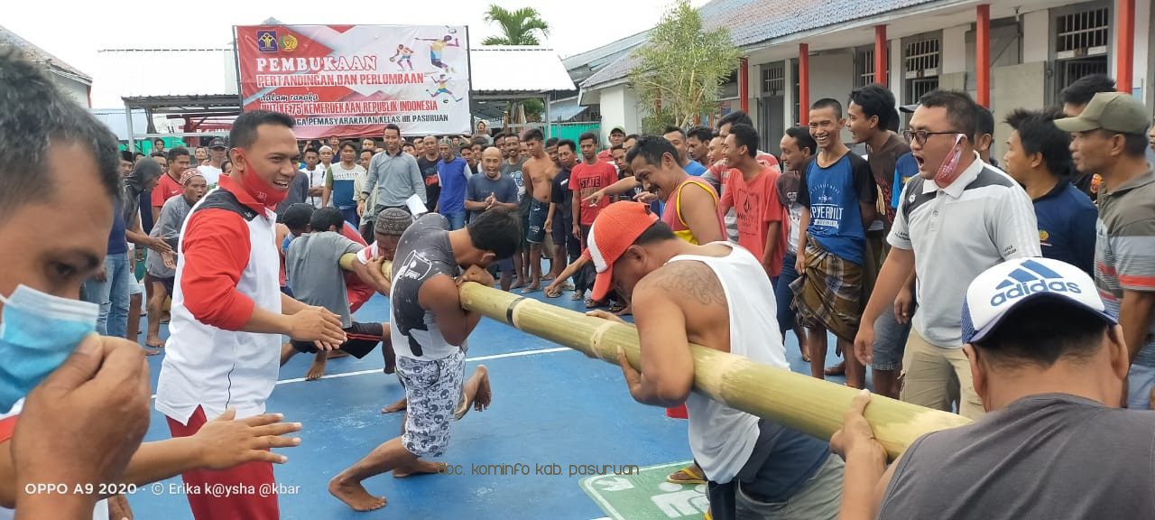 Melihat Serunya Warga Binaan Lapas Pasuruan Saling Dorong Mendorong Bambu 