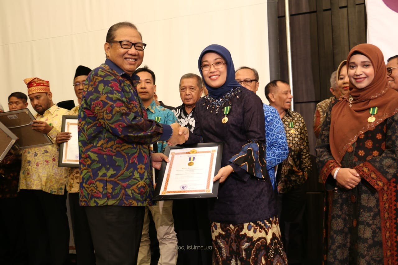 Menteri Koperasi dan UKM Anugerahi Penghargaan Bakti Koperasi dan UKM kepada Ketua Dekranasda Kabupaten Pasuruan, Ny Lulis Irsyad Yusuf 
