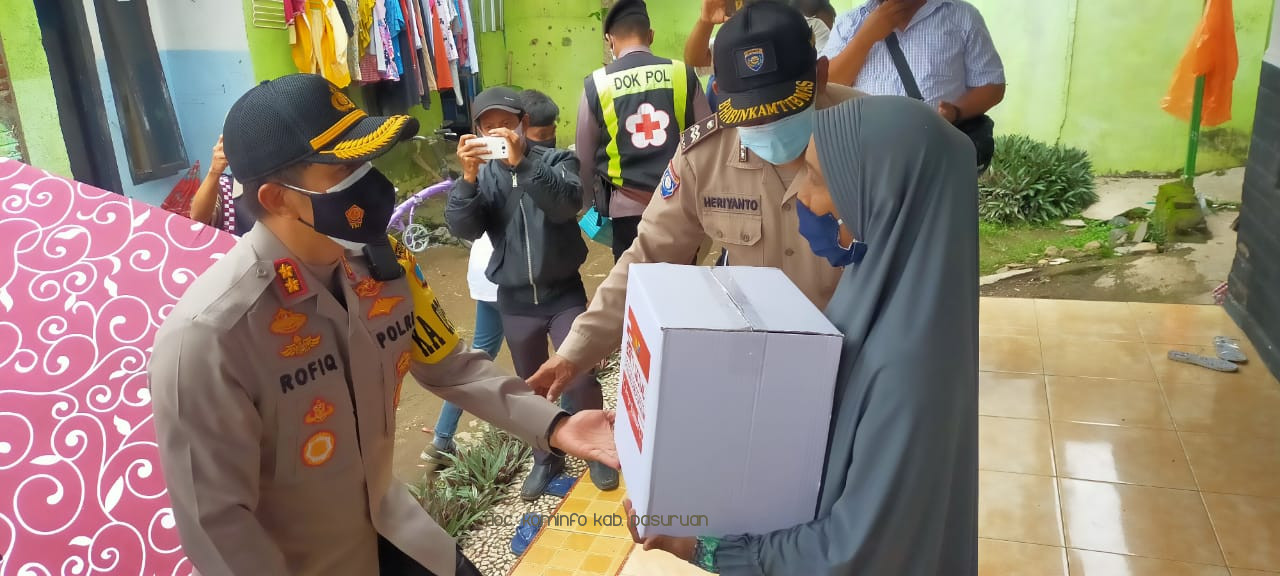 Kapolres Pasuruan, AKBP Rofiq Ripto Himawan Blusukan Sembari Serahkan Paket Sembako ke Rumah Warga 