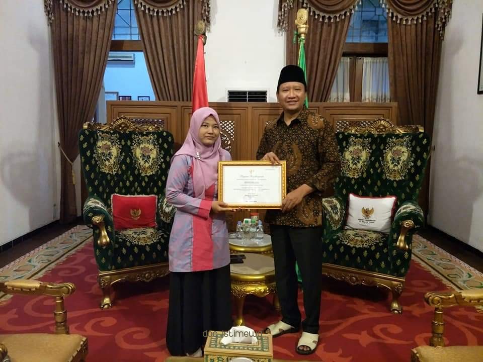 Mengenal Ummi Kulsum, Juara Tutor Keaksaraan Nasional asal Desa Rowogempol, Lekok, Kabupaten Pasuruan