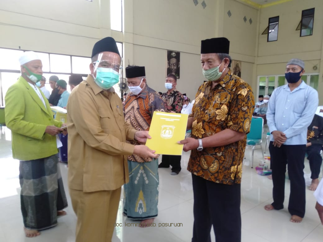 Wakil Bupati Pasuruan, Gus Mujib Imron Serahkan 42 Sertifikat IMB Masjid