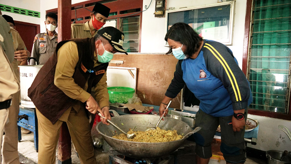 Bantu Masak Di Dapur Umum, Wabup Mujib Imron Terus Salurkan Kebutuhan Warga Terdampak Banjir 