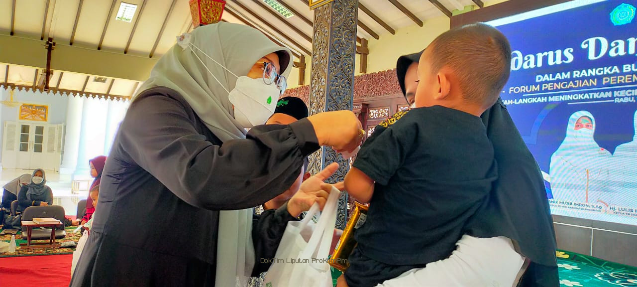 Ngalap Berkah Ramadhan, Ratusan Yatim Piatu di Kabupaten Pasuruan Terima Santunan