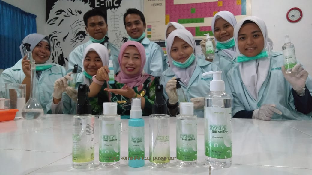 Mulai Langka, Pelajar SMKN I Grati Sukses Produksi Hand Sanitizer Buatan Sendiri