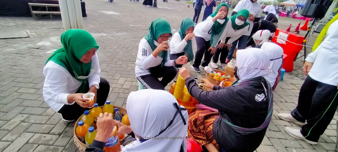 Puluhan Ibu-Ibu Tukang Jamu Meriahkan Olahraga Bersama PKK, PERWOSI dan DWK Kabupaten Pasuruan 