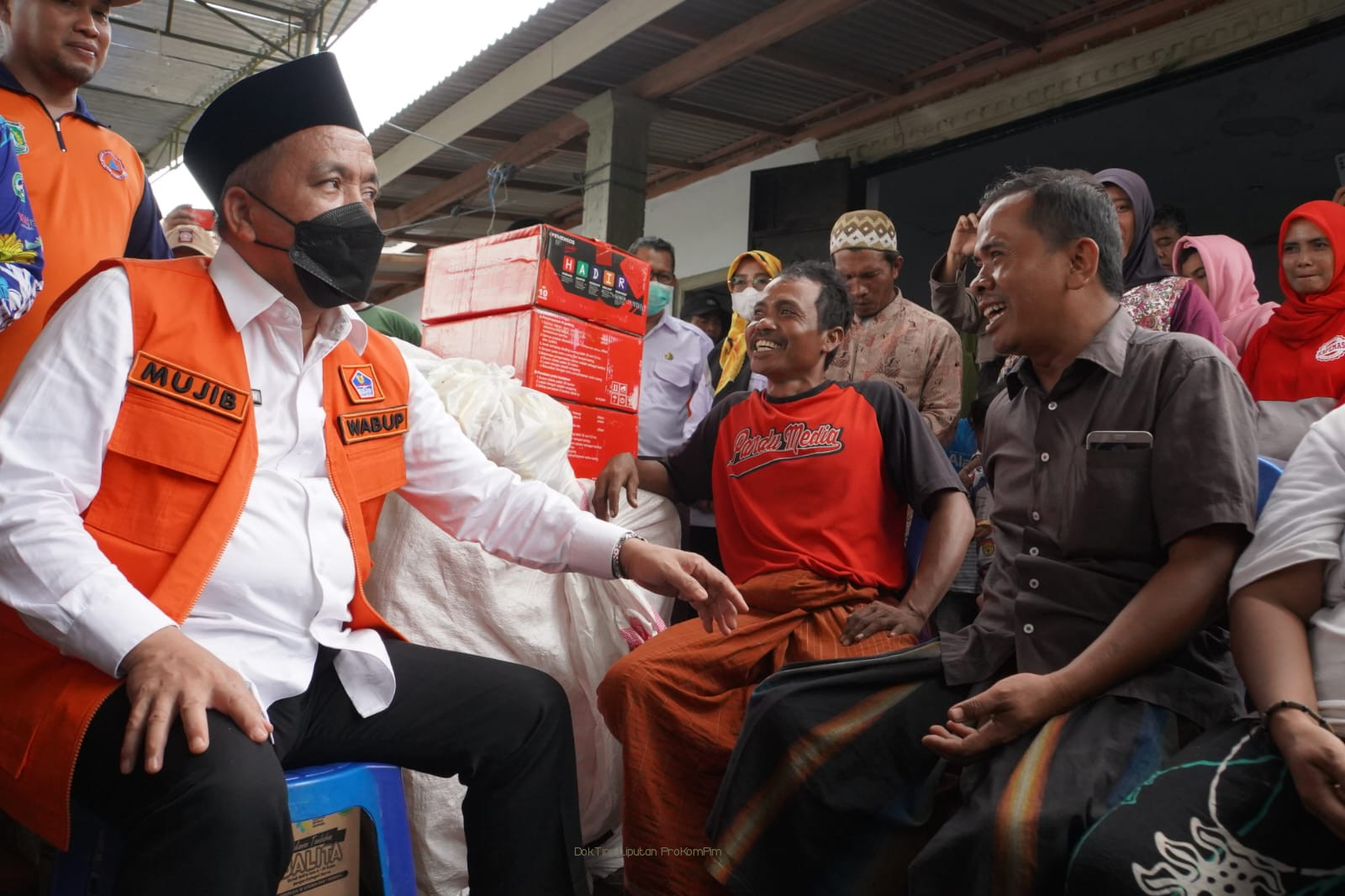 Kunjungi Warga Terdampak Puting Beliung di Sukorejo, Wabup Mujib Imron Beri Trauma Healing 