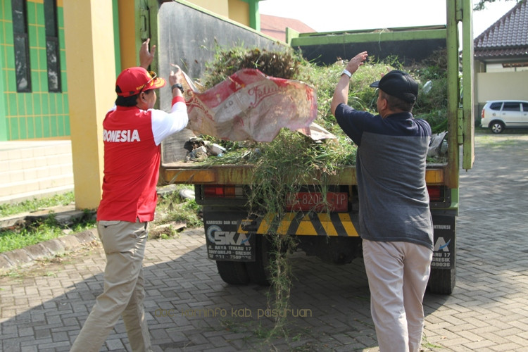 Bupati Irsyad-Wabup Mujib Bersih-Bersih Sampah Perkantoran Pemkab Pasuruan