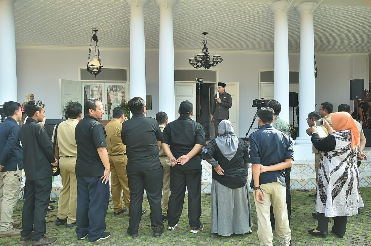Jawab Semua Pertanyaan Secara Live, Bupati Pasuruan, HM Irsyad Yusuf Launching Pojok Pendopo Pasuruan