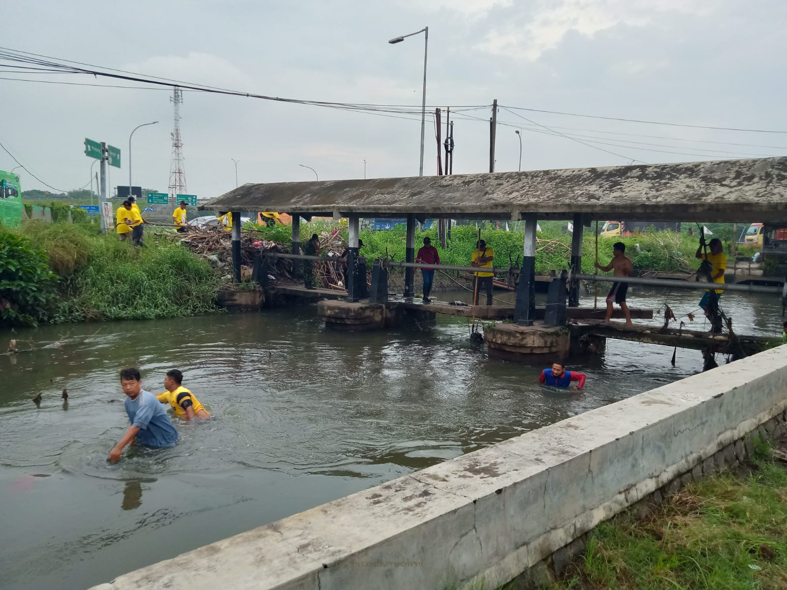 Seringkali Banjir, Warga Gempol Gotong Royong Bersih-Bersih Sungai Kebonsari 