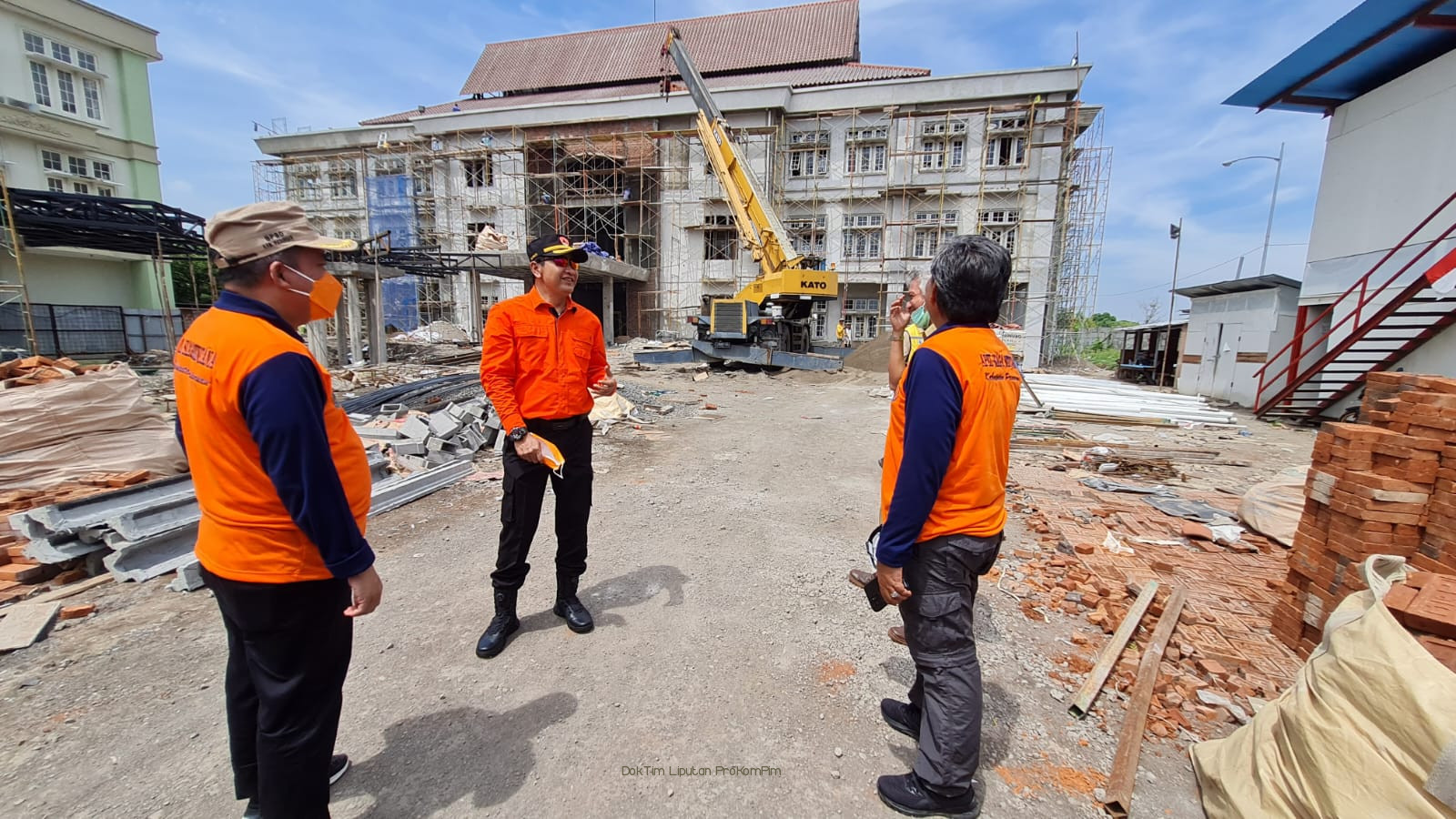 Pastikan Selesai Tepat Waktu, Gus Irsyad Sidak Pembangunan Kantor Baru Bupati 