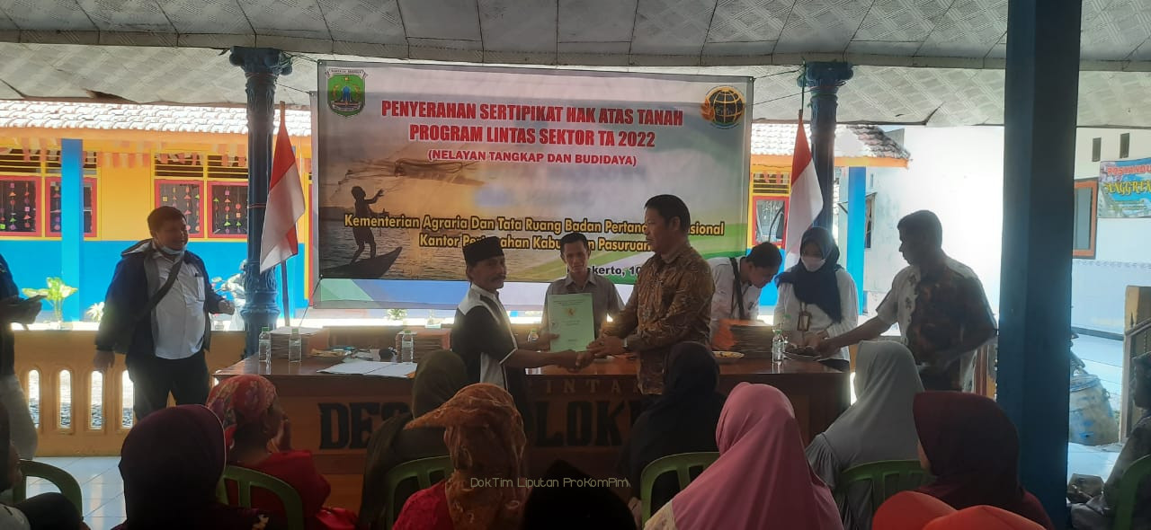 300 Nelayan di Kabupaten Pasuruan Terima Sertifikat Tanah 