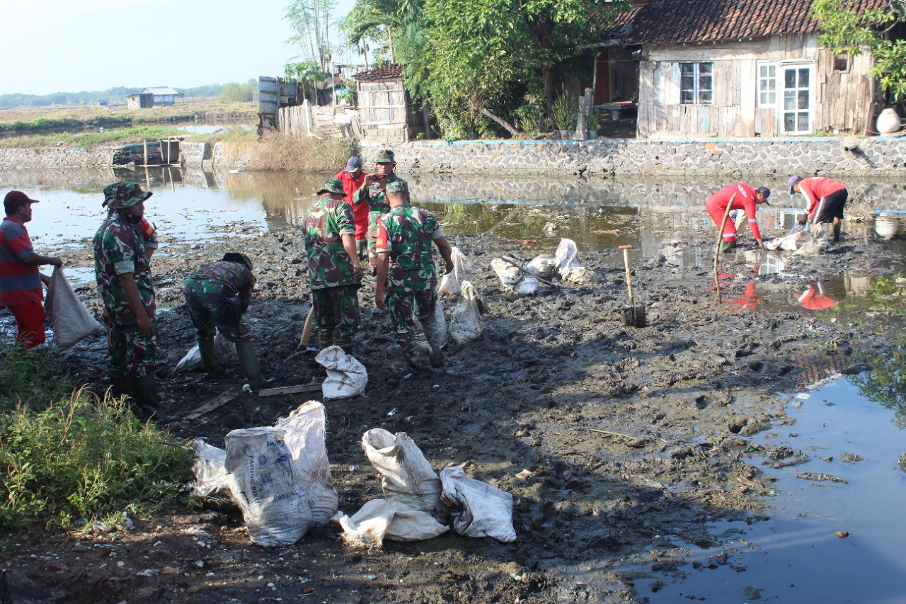 Ratusan Warga, ASN Hingga TNI Bersihkan Sampah Sungai 