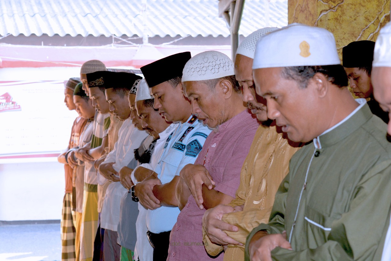 Berdoa untuk Alm BJ Habibie, Ratusan Warga Binaan Rutan Bangil Khusyuk Sholat Ghaib