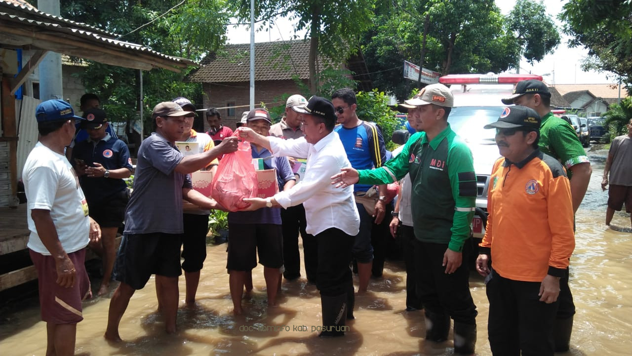 Banjir di 5 Kecamatan, Wakil Bupati Pasuruan, KH Mujib Imron Pastikan Bantuan Makanan, Minuman sampai MPASI Sudah Dibagikan untuk Warga Terdampak