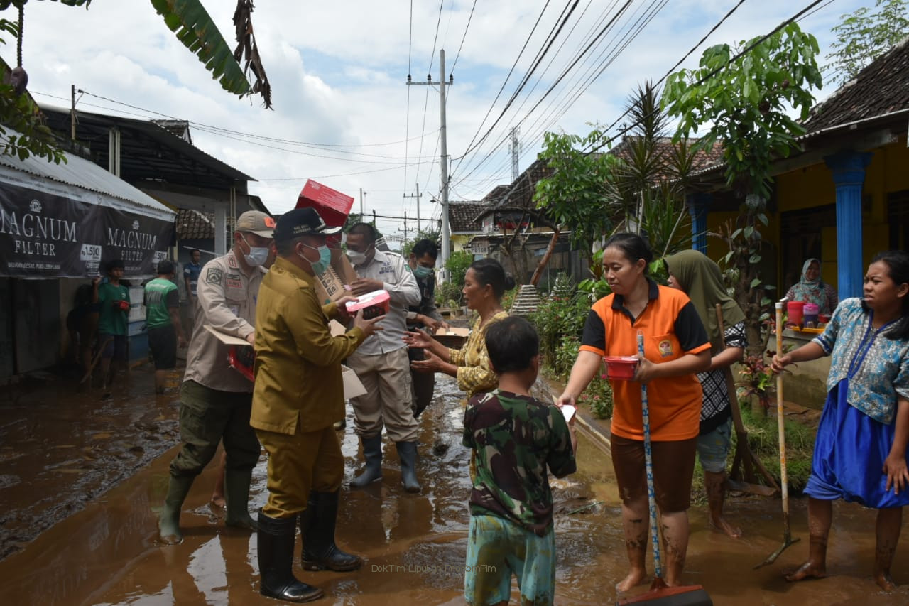 Ribuan Rumah di 2 Kecamatan Terendam. Pemkab Pasuruan Salurkan Sembako Hingga Obat-Obatan 