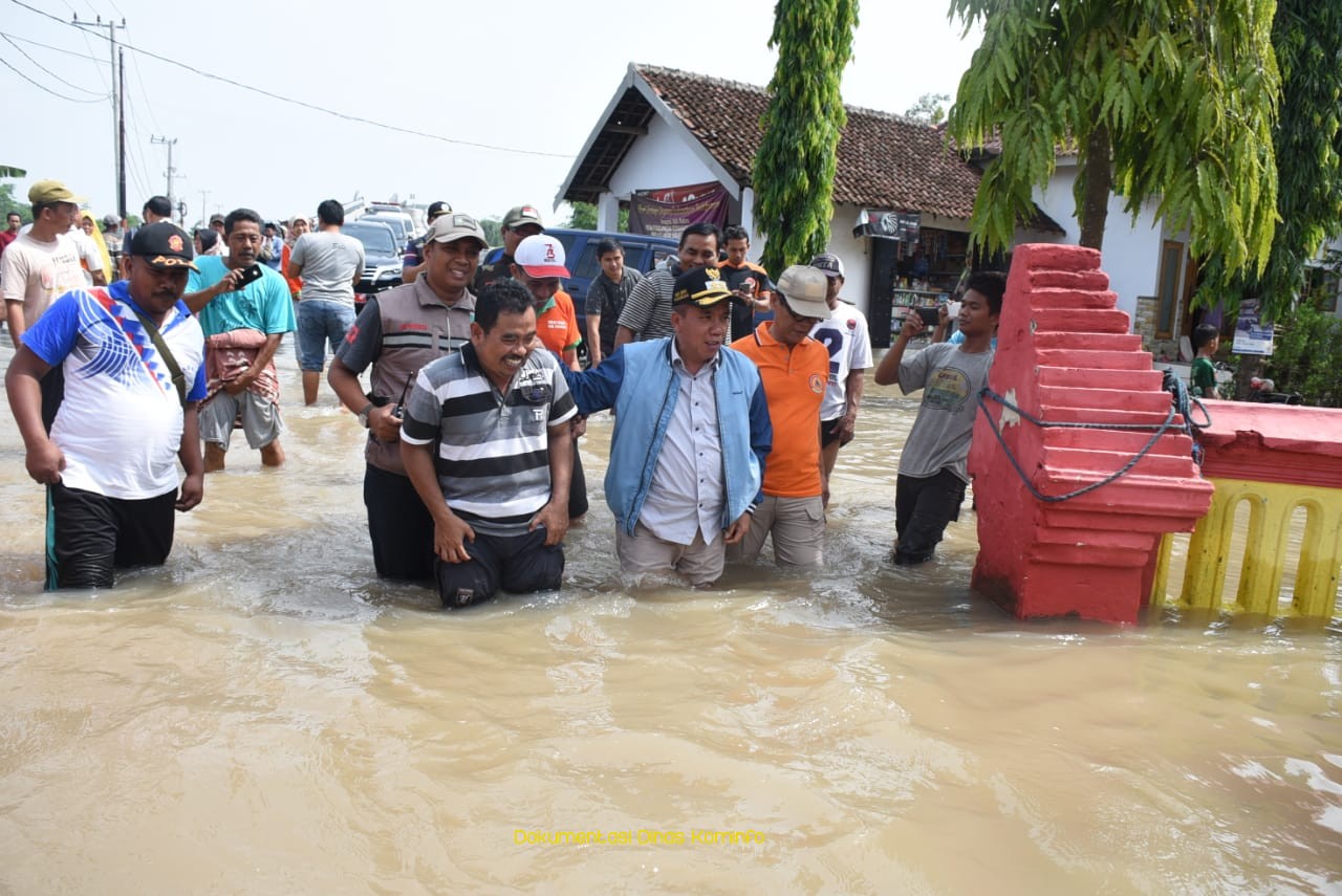 Pastikan Bantuan Sampai di Lokasi, Wabup Mujib Imron Sidak Banjir