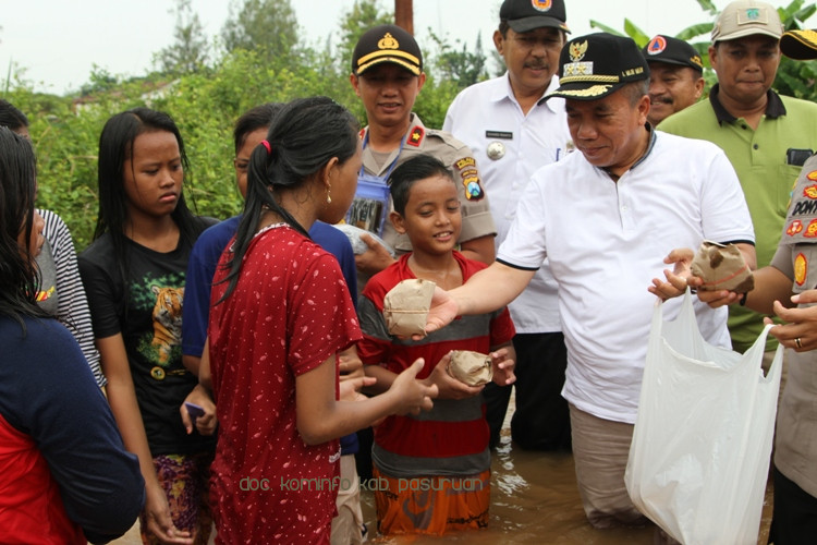 Terjang Banjir, Wakil Bupati Pasuruan, Gus Mujib Imron Bagi-Bagi Nasi Bungkus