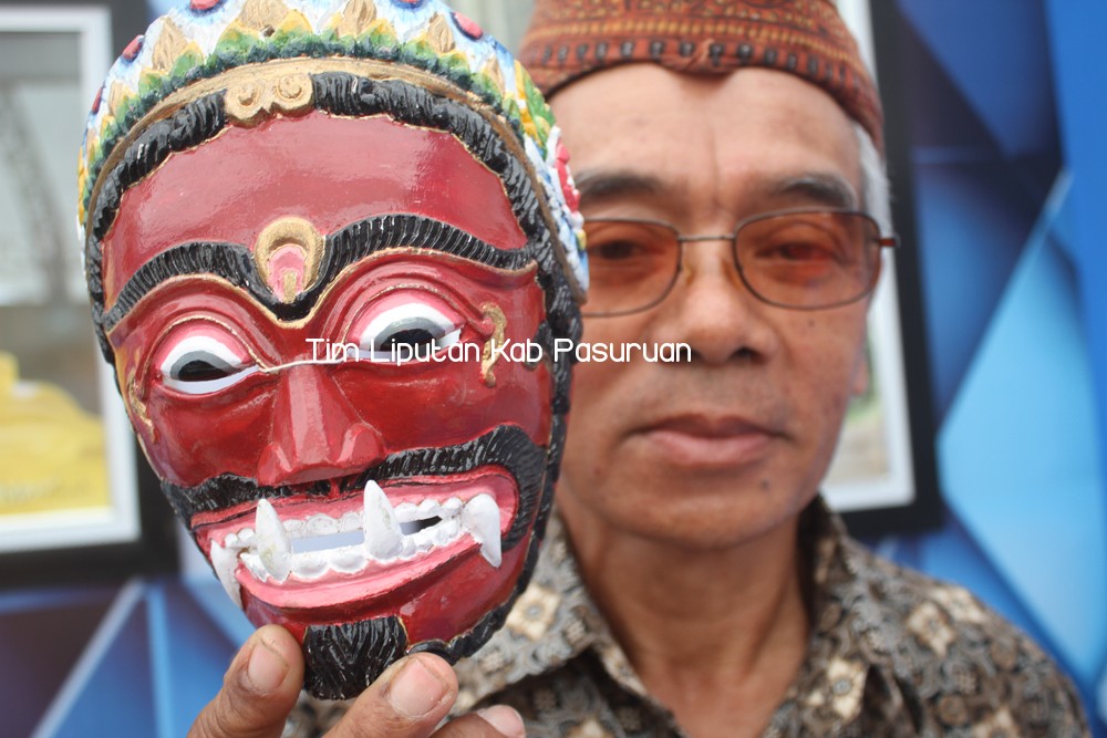 Melihat Bisnis Pembuatan Topeng Kayu di Kabupaten Pasuruan