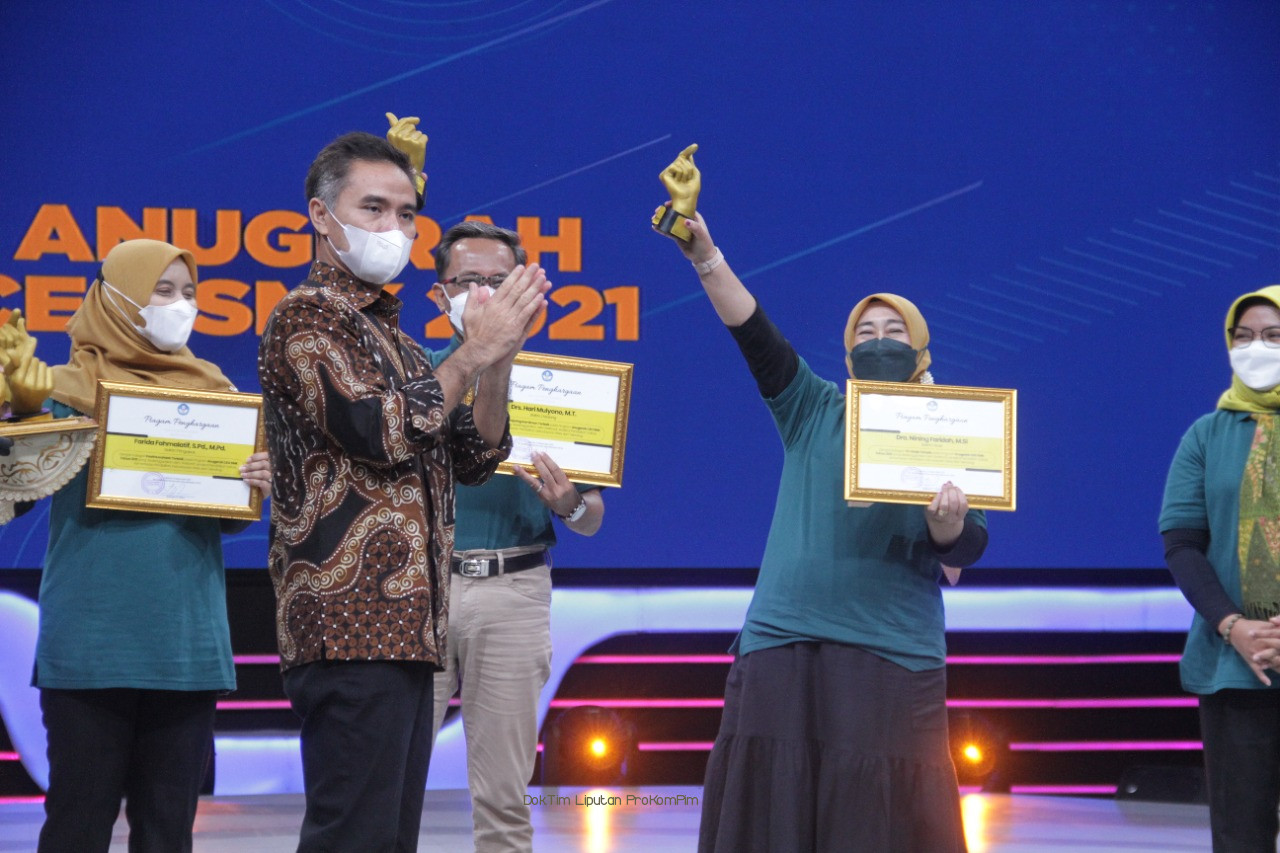 Kepala SMKN I Grati Raih Predikat Tim Kerja Terbaik Anugerah CEO SMK PK se-Indonesia