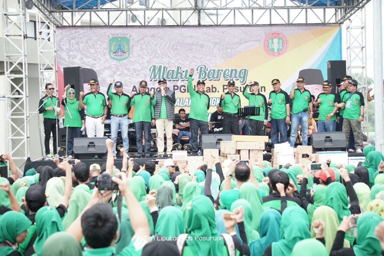 Puluhan Ribu Anggota PGRI Kabupaten Pasuruan Mlaku Bareng Bupati Irsyad Yusuf