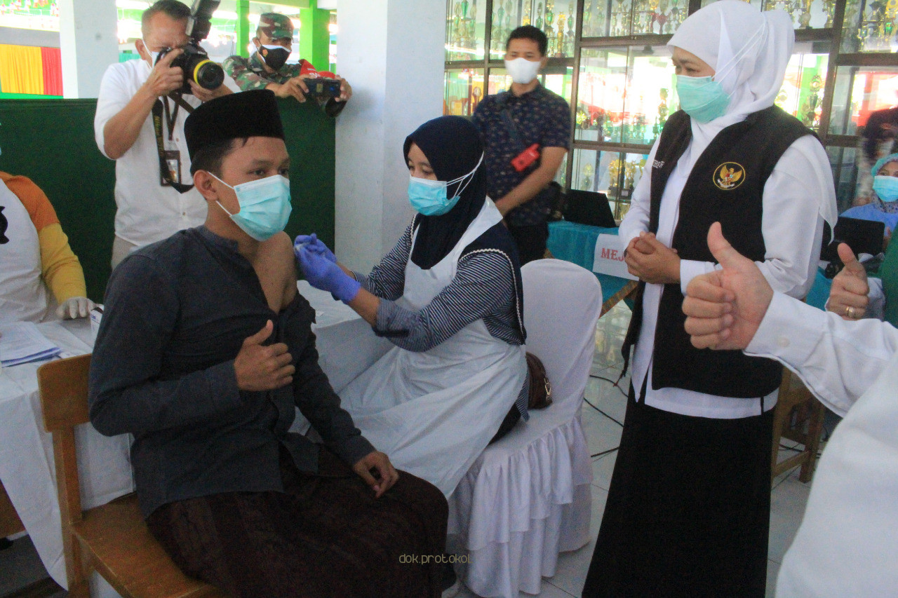 Gubernur Jawa Timur, Khofifah Indar Parawansa Minta Bupati dan Walikota Agar Bangun Percepatan Vaksinasi Anak 
