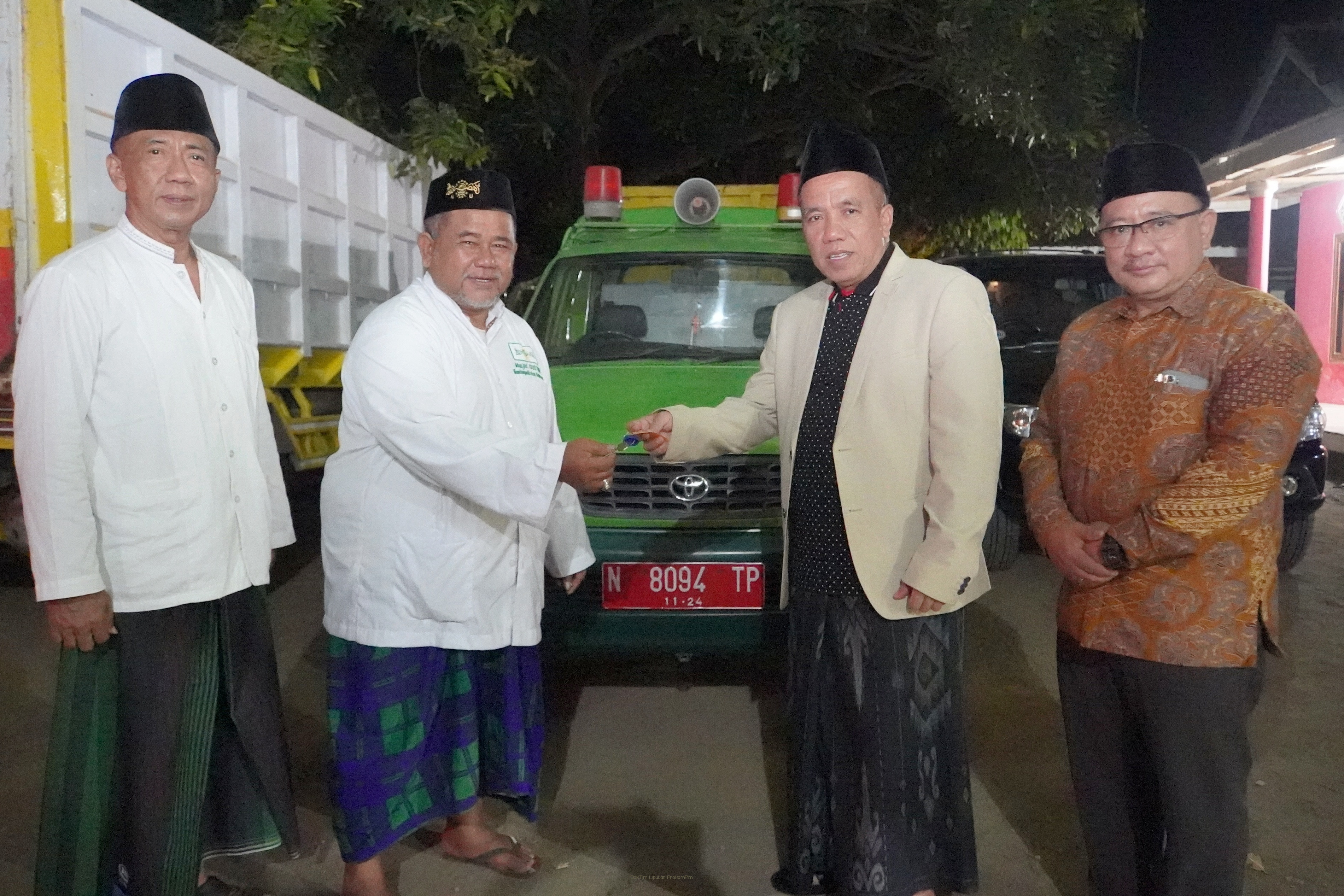 Bantu Percepatan Pelayanan Kesehatan, Pemkab Pasuruan Hibahkan Mobil Ambulance Kepada Warga Desa