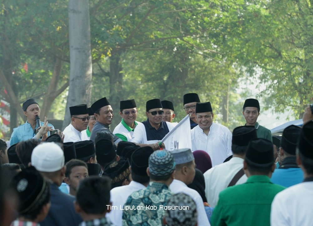 Pertahankan Identitas Kota Santri, Ribuan Warga Ikuti Mlaku Bareng Sarungan Bersama Bupati Irsyad Yusuf