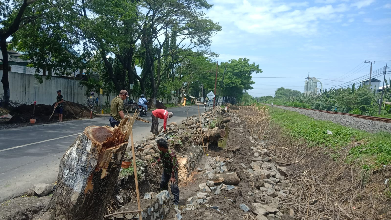 Alokasikan Rp 5 M Untuk Perbaikan Infastruktur Rusak Akibat Tanah Longsor dan Angin Kencang di Kabupaten Pasuruan 