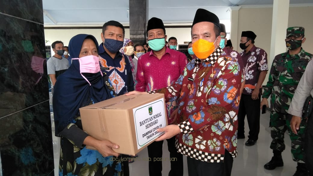 Wakil Bupati Pasuruan, KH Abdul Mujib Imron Serahkan Bantuan Paket Sembako untuk Warga Miskin Terdampak Aturan Pyhsical Distancing 